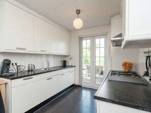 Private kitchen - Boathouse Villa Near Stavoren With View (Stavoren)