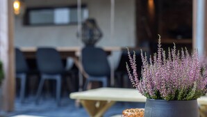 Una mesa con una planta en maceta y una vela.