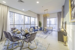 华丽公寓 | 起居区 | 55-英寸智能电视 （配备有线频道）、电视