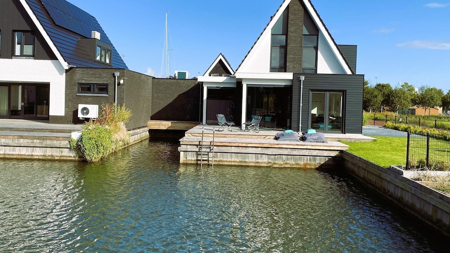 Peaceful Villa on the Water in Stavoren