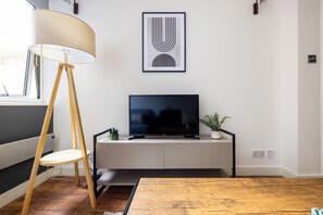 Apartment | Living area | 37-inch TV with cable channels, Netflix, streaming services - The Marylebone Collection (London)