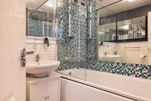 Apartment | Bathroom | Free toiletries, hair dryer, bathrobes, towels