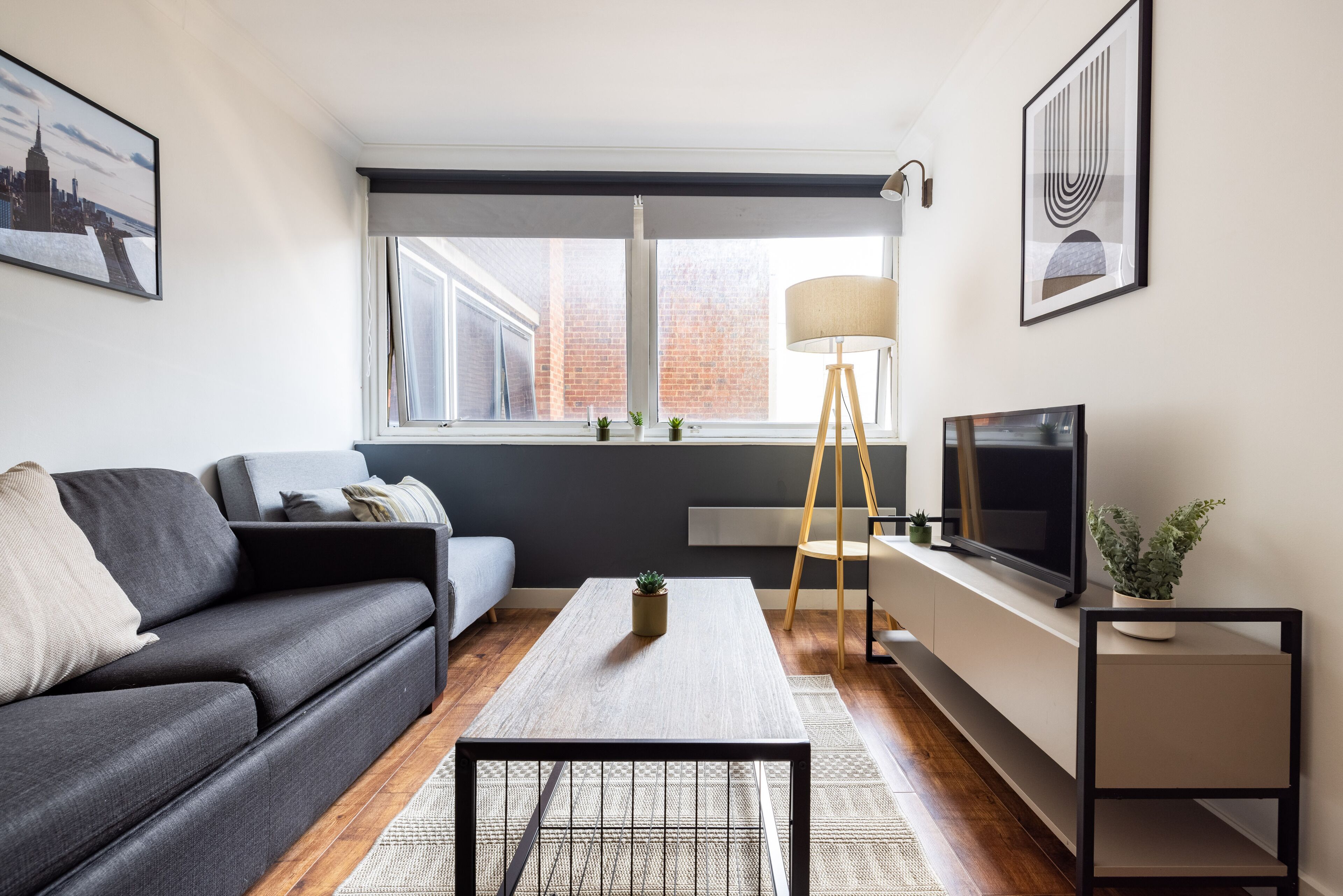 Căn hộ | Khu phòng khách | TV 37-inch có truyền hình cáp, Netflix, dịch vụ stream 