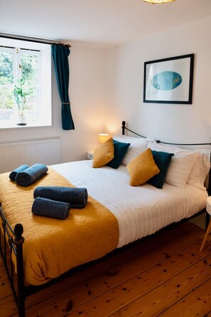 2 bedrooms, desk, iron/ironing board, travel cot