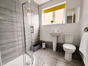 Douche, articles de toilette écologiques, sèche-cheveux