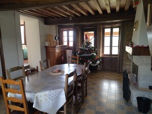 Dining - Quiet, ideal for exploring the Morvan! (Saint-Brancher)