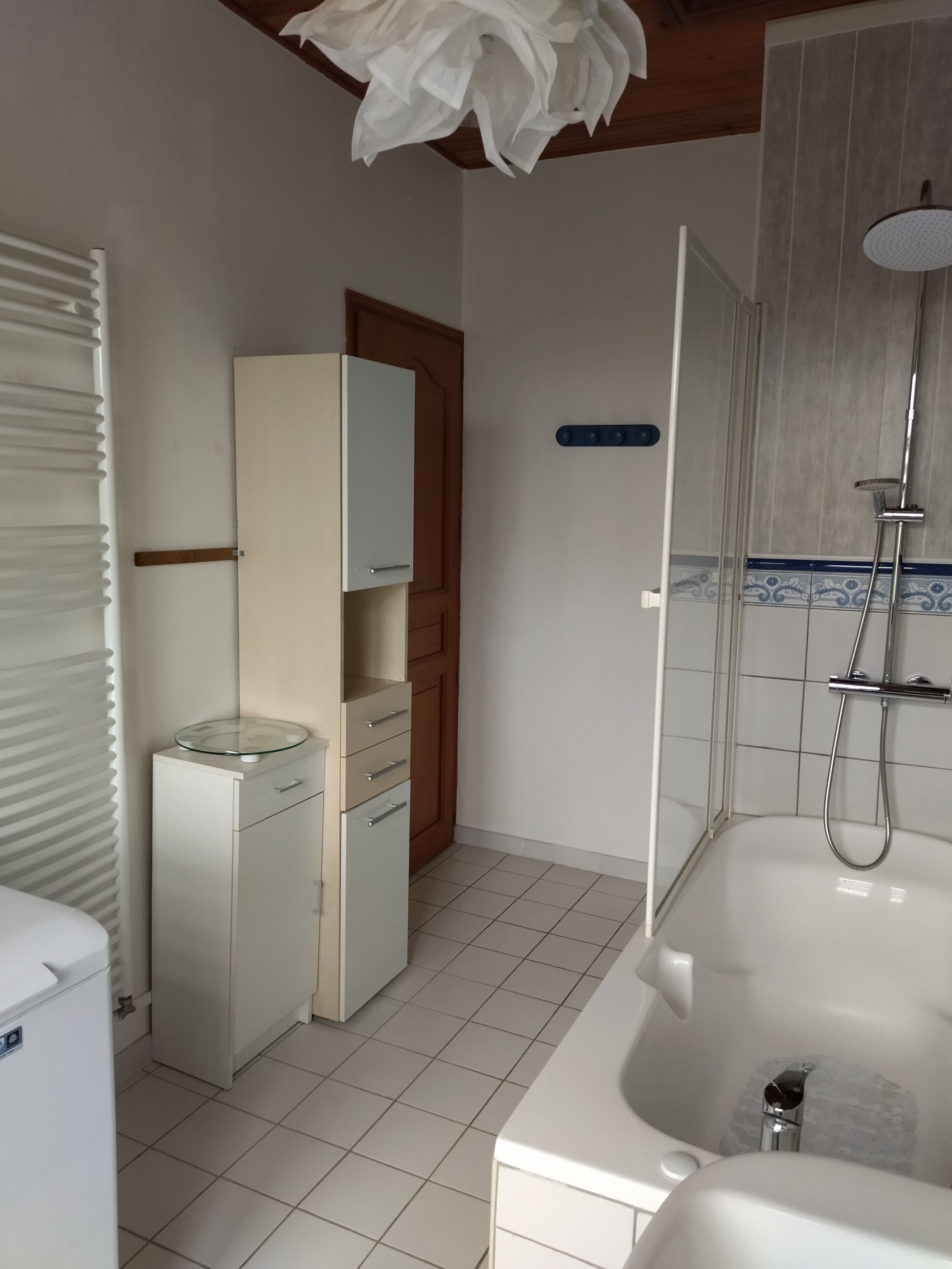 Ein Badezimmer mit Badewanne, Toilette, Waschbecken und Spiegel.