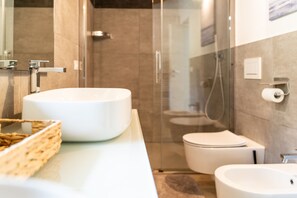 Bruser, hårtørrer, bidet, håndklæder