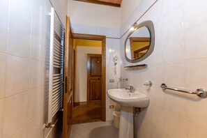 Doccia, asciugacapelli, sapone, shampoo