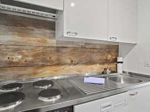 Kühlschrank, Geschirrspüler, Kochgeschirr/Geschirr/Besteck