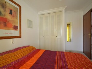 2 bedrooms, iron/ironing board, Internet