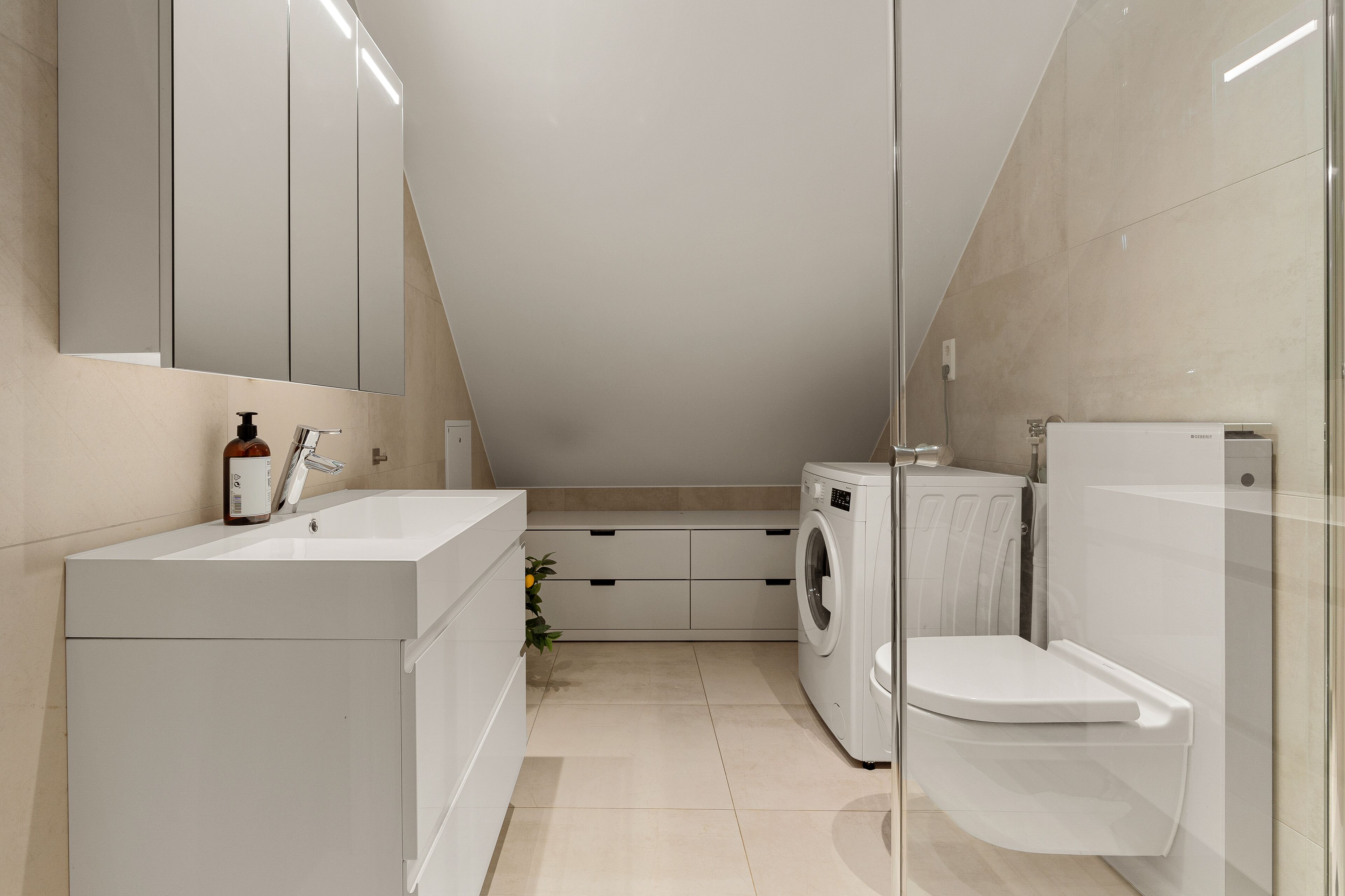 premium apartment, 3 bedrooms, 2 bathrooms, city view | bathroom