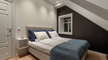 Premium Apartment, 3 Bedrooms, 2 Bathrooms, City View | 3 bilik tidur, seterika/papan seterika, katil bayi mudah alih