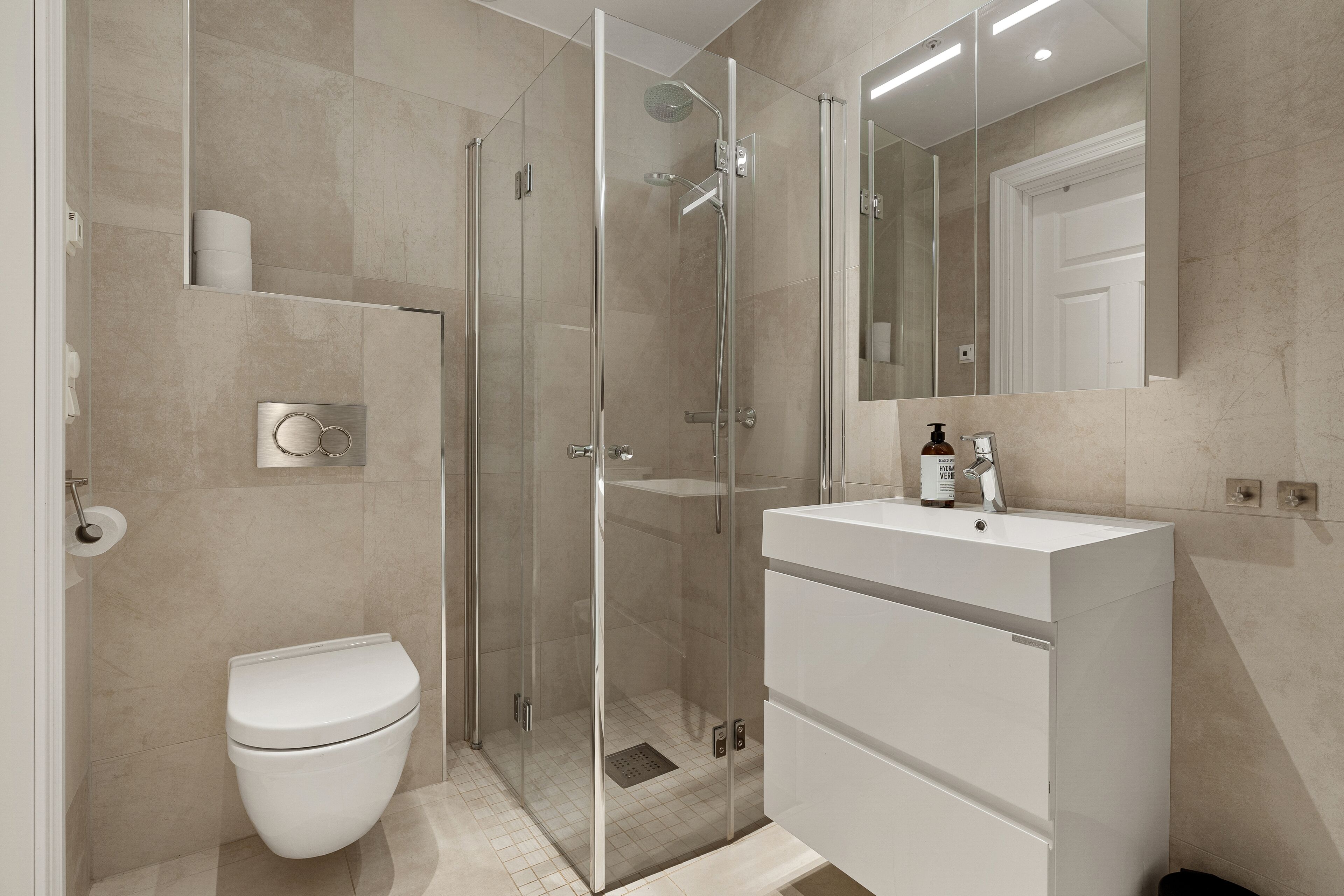 premium apartment, 3 bedrooms, 2 bathrooms, city view | bathroom