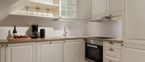 Premium Apartment, 3 Bedrooms, 2 Bathrooms, City View | Private kitchen