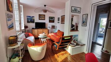 Televisie, een dvd-speler, boeken en een muziekbibliotheek