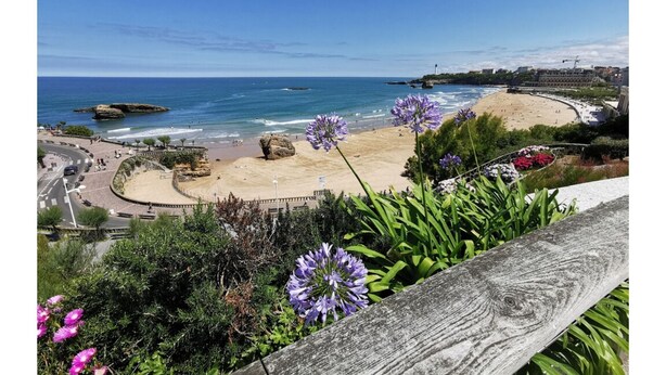 A coastal view with a beach, rocky outcrops, and a promenade. - Biarritz St Charles. Quiet garden, Walking distance to beaches and golf course (Biarritz)