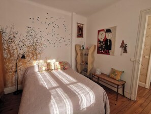 3 habitaciones, tabla de planchar con plancha y cuna de viaje 