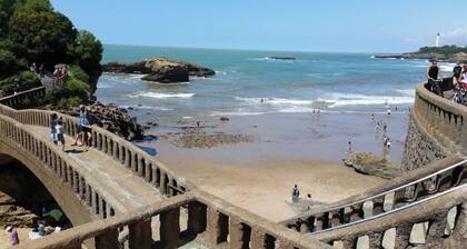 Biarritz St Charles. Quiet garden, Walking distance to beaches and golf course
