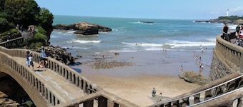 Biarritz St Charles. Quiet garden, Walking distance to beaches and golf course