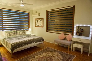 3 bedrooms, desk, iron/ironing board, travel cot - The Dream: Coogee 3 bedroom-AC-cortyard-200m Beach (Coogee)
