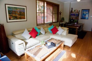 3 bedrooms, desk, iron/ironing board, travel cot - The Dream: Coogee 3 bedroom-AC-cortyard-200m Beach (Coogee)