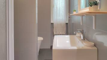 Dusche, Haartrockner, Bidet, Handtücher