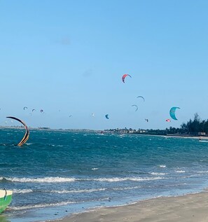 Na praia, areia branca, bar na praia 
