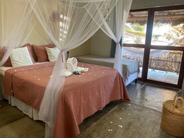 Quarto triplo standard | Frigobar, Wi-Fi de cortesia, individualmente decorados, roupa de cama