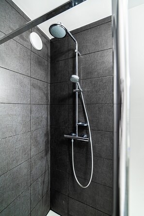 Haartrockner, Handtücher, Seife, Shampoo