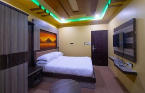 Caja de seguridad en la habitación y tabla de planchar con plancha