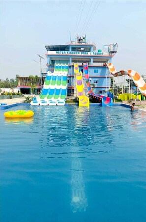 Indoor pool, 5 outdoor pools