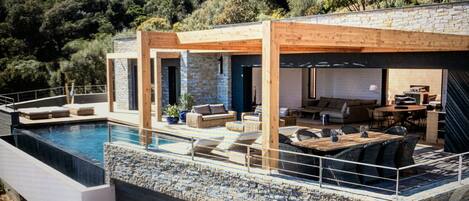 Utomhuspool och uppvärmd pool