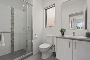 Hair dryer, towels, soap, shampoo - Luxury on Lewes - 3BR | Free Wi-Fi (Nollamara)