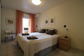 1 bedroom, iron/ironing board, free WiFi, bed sheets - The perfect holiday apartment with balcony and AC, near the Port! (Nice)