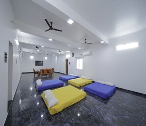 Familiekamer | Een bureau, beddengoed