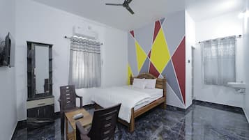 Double Room | Desk, bed sheets