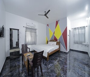 Doppelzimmer | Schreibtisch, Bettwäsche