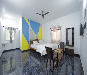 Tweepersoonskamer | Een bureau, beddengoed