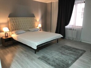 ベーシック ダブルルーム | 羽毛の掛け布団、低反発ベッド、デスク、WiFi (無料)