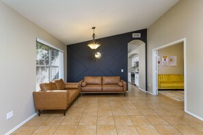 Smart TV, chimenea, oficina y monitor de computadora