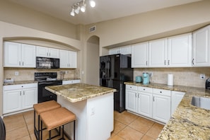 Køleskab, mikrobølgeovn, ovn, kogeplade