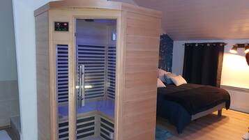 2 bedrooms, iron/ironing board, travel crib, free WiFi