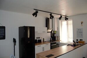 Frigorífico, microondas, horno y placa de cocina