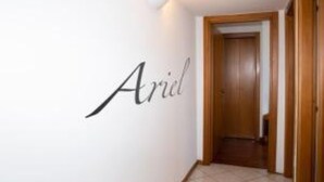 Ein Flur mit einem an der Wand befestigten Schild, auf dem 'Ariel' steht.