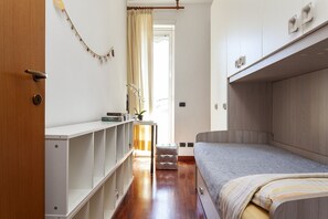 3 bedrooms, desk, iron/ironing board, free WiFi