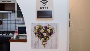 Eine Küche mit Mikrowelle, Herd und einem Schild, das kostenloses WLAN anzeigt.