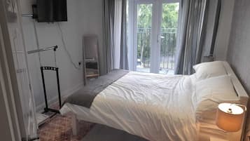 2 bedrooms, in-room safe, desk, iron/ironing board