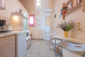 Fridge, stovetop, coffee/tea maker, electric kettle