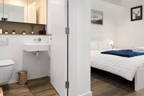 Shower - Luxury 3 Bedroom Apartment London. Free parking (London)